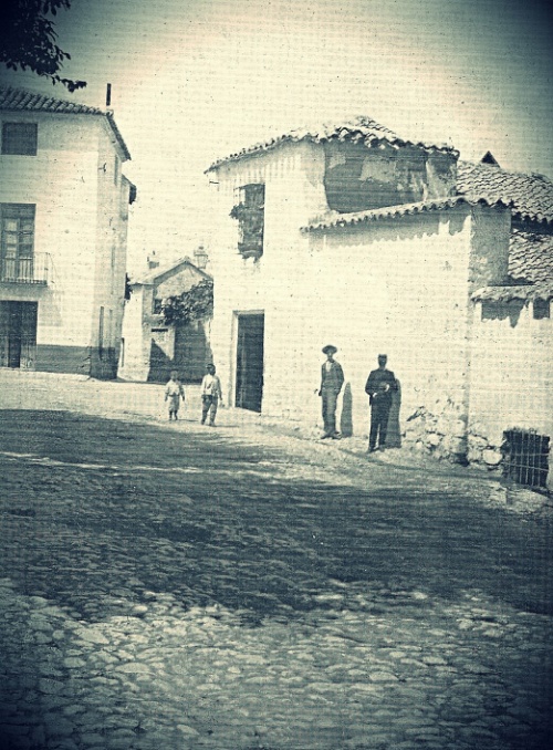 Calle Magdalena Baja - Calle Magdalena Baja. Foto antigua. La calle que se ve al fondo es Magdalena Baja, la casa de la izquierda es la panaderia y las casa de la derecha es la que quitaron para abrir la Calle Molino de la Condesa