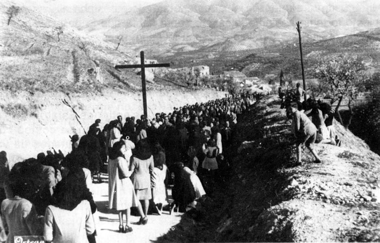 Cruz del Castillo - Cruz del Castillo. En marzo del 1946 se hizo una procesión para devolver la cruz a su sitio ya que había sido derribada por el viento