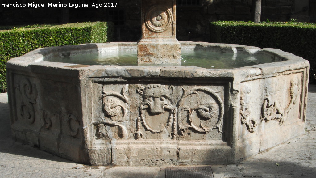 Fuente de la Plaza Vzquez de Molina - Fuente de la Plaza Vzquez de Molina. 