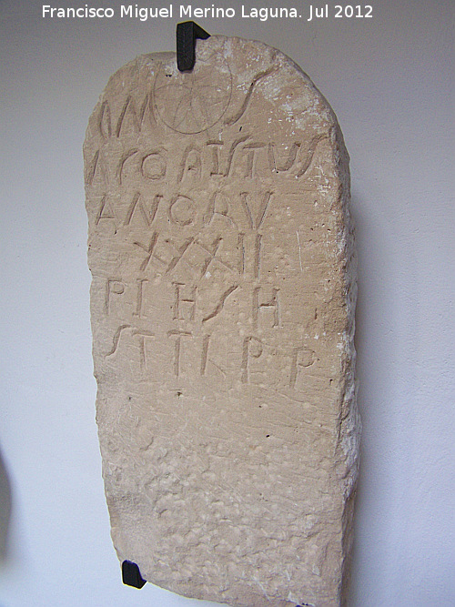 Villae romana de Vega de las Salinas - Villae romana de Vega de las Salinas. Estela funeraria romana de finales del siglo II o principios del III d.C. Museo Arqueológico de Úbeda