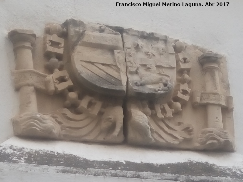 Antiguas Carnicerías de San Francisco - Antiguas Carnicerías de San Francisco. Parte inferior del escudo imperial de Carlos V situado en la casa nº4 de la calle Arco de los Dolores