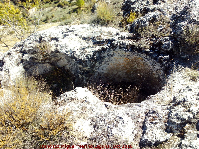 El Castellón - El Castellón. Silos excavados en roca