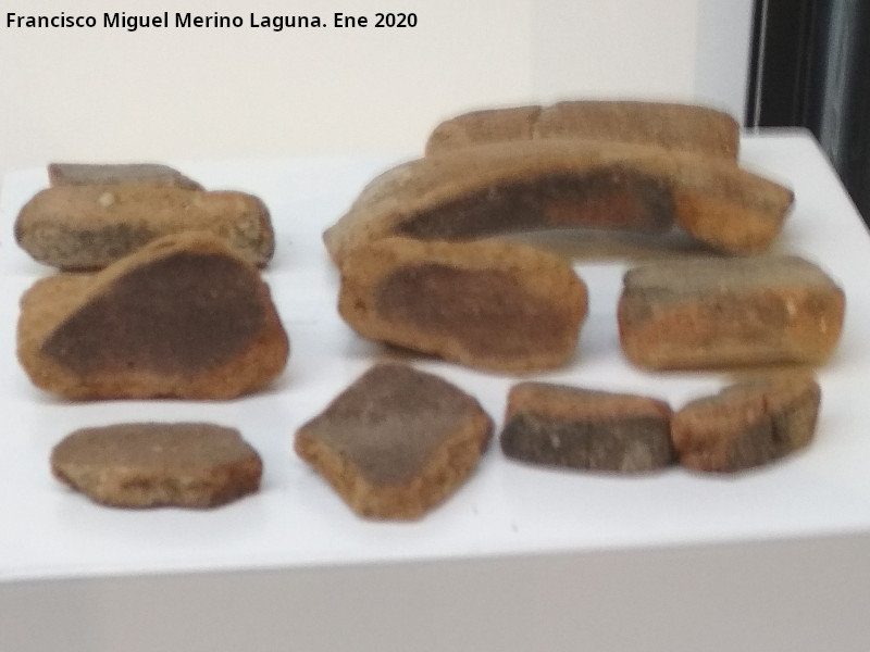 Palacio ibero del Cerro de la Merced - Palacio ibero del Cerro de la Merced. Dos ollas. Exposici�n en el Museo Ibero de Ja�n