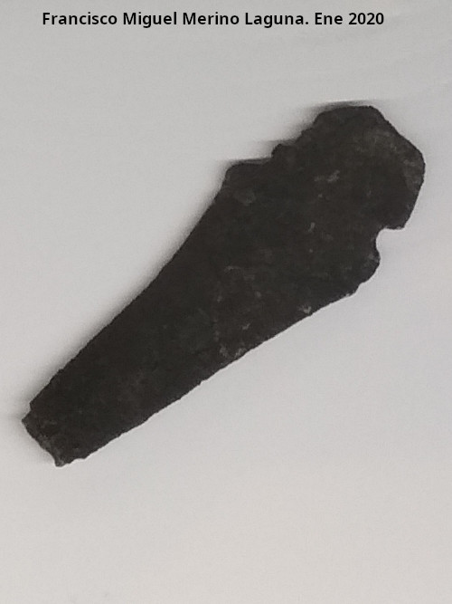 Palacio ibero del Cerro de la Merced - Palacio ibero del Cerro de la Merced. Cuchillito con escotaduras de aleaci�n de cobre. Exposici�n en el Museo Ibero de Ja�n
