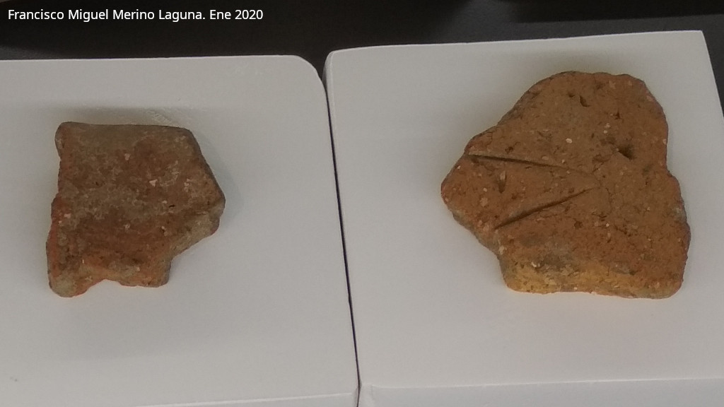 Palacio ibero del Cerro de la Merced - Palacio ibero del Cerro de la Merced. Fragmentos de cer�mica a mano tosca calcol�ticos. Exposici�n en el Museo Ibero de Ja�n