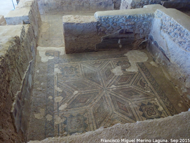 Villa romana de El Ruedo - Villa romana de El Ruedo. Habitación con frescos y mosaico