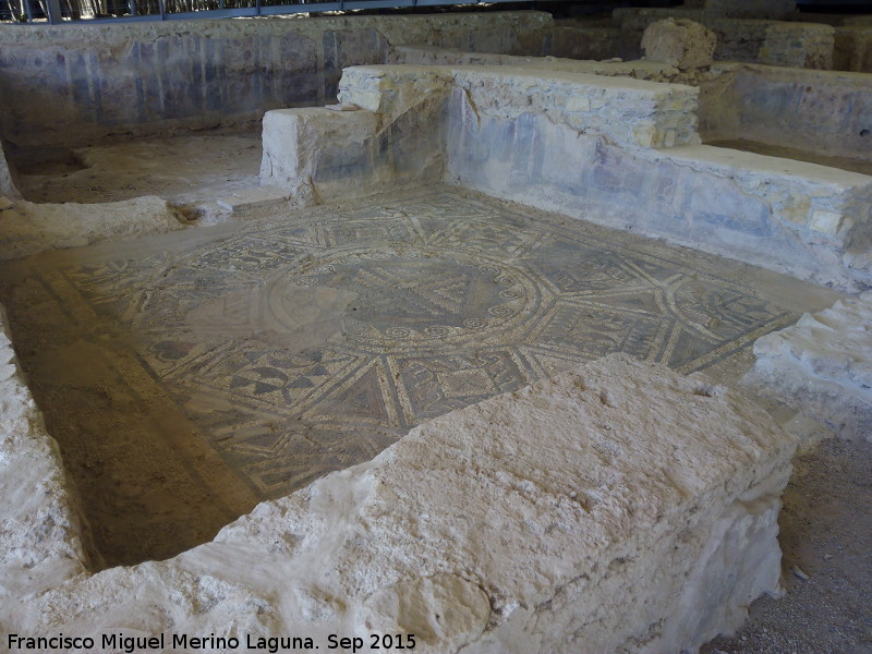 Villa romana de El Ruedo - Villa romana de El Ruedo. Habitación de paso con mosaicos y frescos