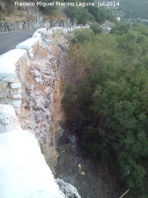 Calzada de Otiñar - Calzada de Otiñar. Muros de contención antiguos utilizados por la carretera actual
