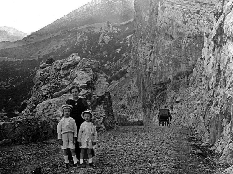 Calzada de Otiñar - Calzada de Otiñar. Foto tomada hacia 1915 aprox. por el Dr. Eduardo Arroyo en el, por entonces, recién construido camino de la Dehesa de Propios a Santa Cristina a la altura del Salto de la Cabra