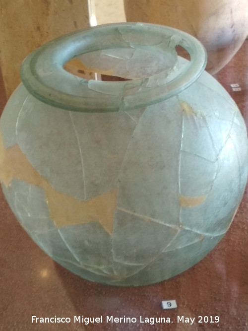 Cástulo. Necrópolis del Cerrillo de los Gordos - Cástulo. Necrópolis del Cerrillo de los Gordos. Urna cineraria de vidrio. Tumba 7. Siglo I d.C. Museo Arqueológico de Linares