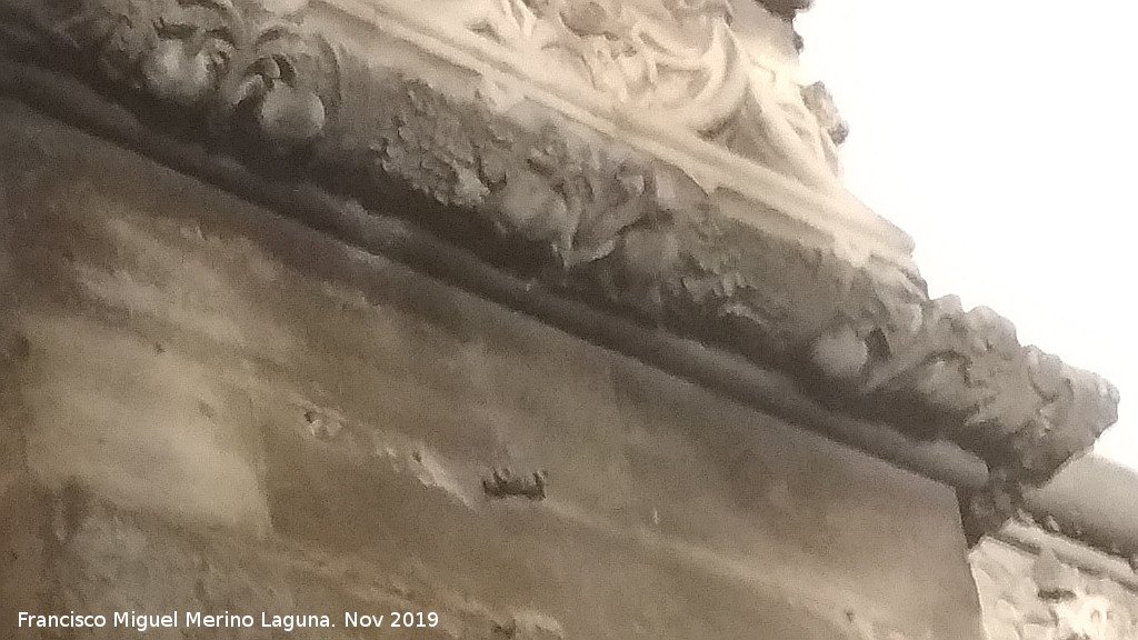 Catedral de Ja�n. Fachada g�tica - Catedral de Ja�n. Fachada g�tica. Restos de la primitiva red el�ctrica