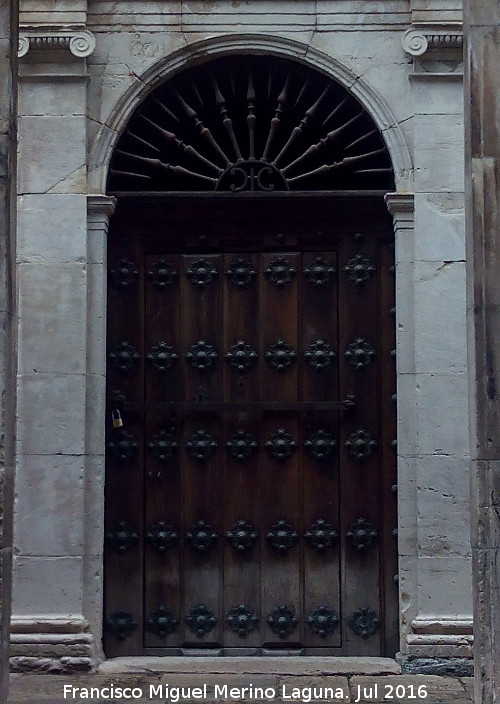 Catedral de Jaén. Sótanos - Catedral de Jaén. Sótanos. Puerta de las escaleras de la lonja