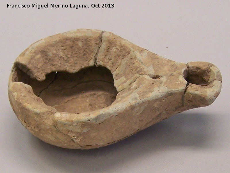Necrópolis del Sapillo - Necrópolis del Sapillo. Lucerna romana. Museo San Antonio de Padua - Martos