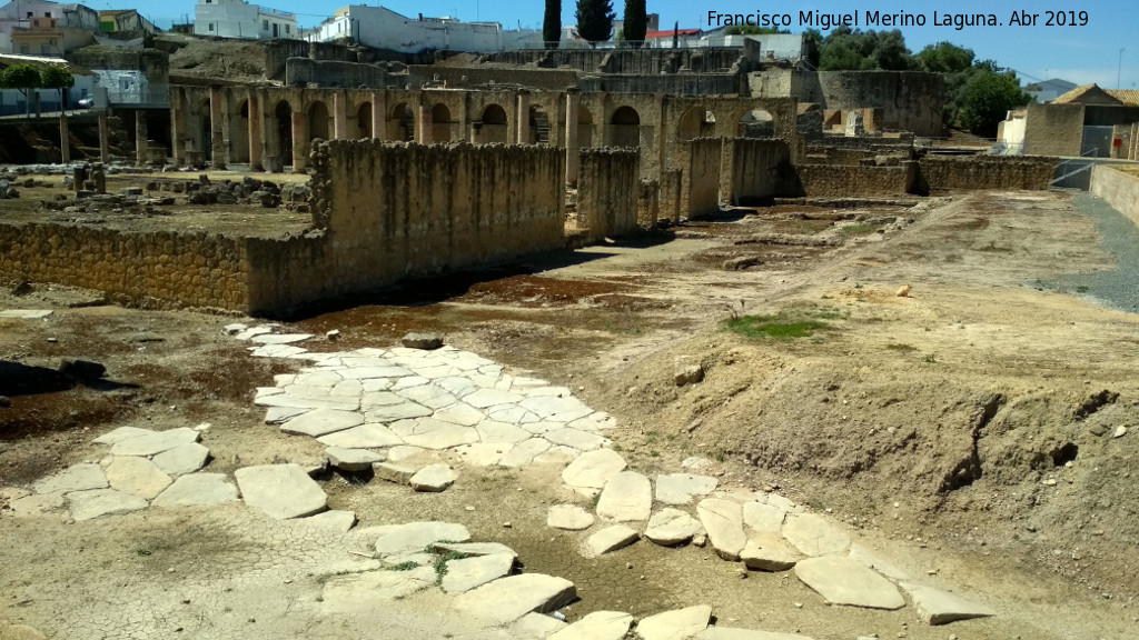 Itálica. Teatro Romano - Itálica. Teatro Romano. Calzada