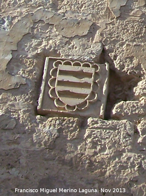 Castillo de La Guardia. Torre del Homenaje - Castillo de La Guardia. Torre del Homenaje. Escudo de los Messía con restos de estuco a su alrededor