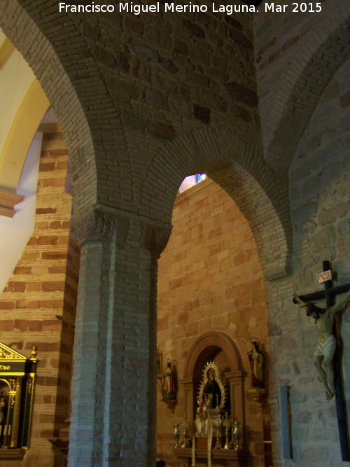 Basílica Mudéjar - Basílica Mudéjar. Columna y arco lateral