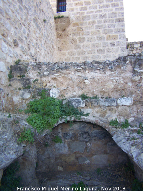 Castillo de La Guardia. Cripta de Santa María - Castillo de La Guardia. Cripta de Santa María. Distancia desde la bóveda hasta el suelo de la iglesia