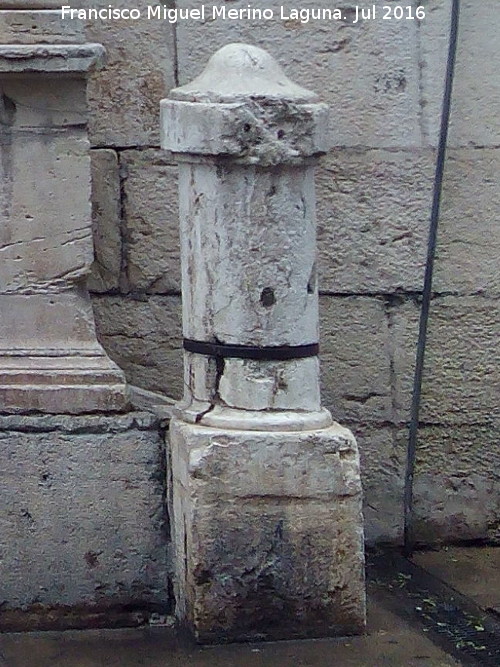 Catedral de Jaén. Lonja - Catedral de Jaén. Lonja. Protector contra el tráfico rodado de la puerta norte