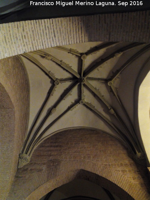 Iglesia de la Magdalena - Iglesia de la Magdalena. Bveda de crucera con cabezas de dragn