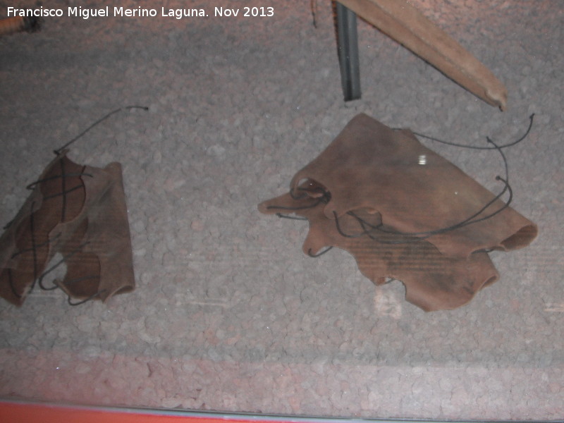 Museo de la Batalla de las Navas de Tolosa - Museo de la Batalla de las Navas de Tolosa. Protecciones de cuero que se ponían en las muñecas o en las piernas