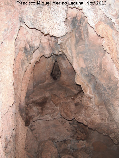 Santuario prehistórico de la Cueva de Golliat - Santuario prehistórico de la Cueva de Golliat. Hornacina con forma de punta de flecha
