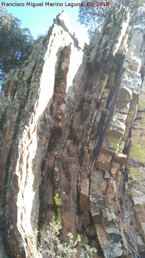 Poyos de la Cimbarra - Poyos de la Cimbarra. Estratos verticales