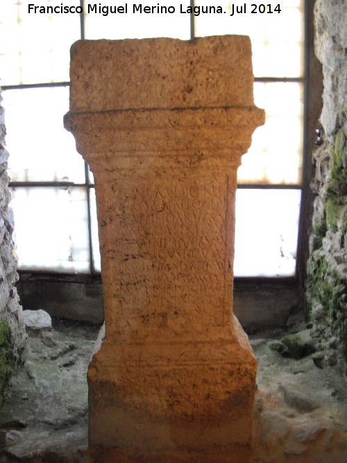 Fábrica de salazón fenicia El Majuelo - Fábrica de salazón fenicia El Majuelo. Pedestal con inscripción romana. Museo Arqueológico de Almuñécar
