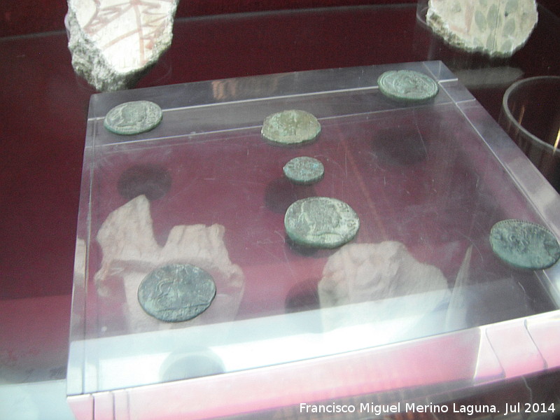 Fábrica de salazón fenicia El Majuelo - Fábrica de salazón fenicia El Majuelo. Monedas púnicas de Sexi y estucos con frescos. Museo Arqueológico de Almuñécar