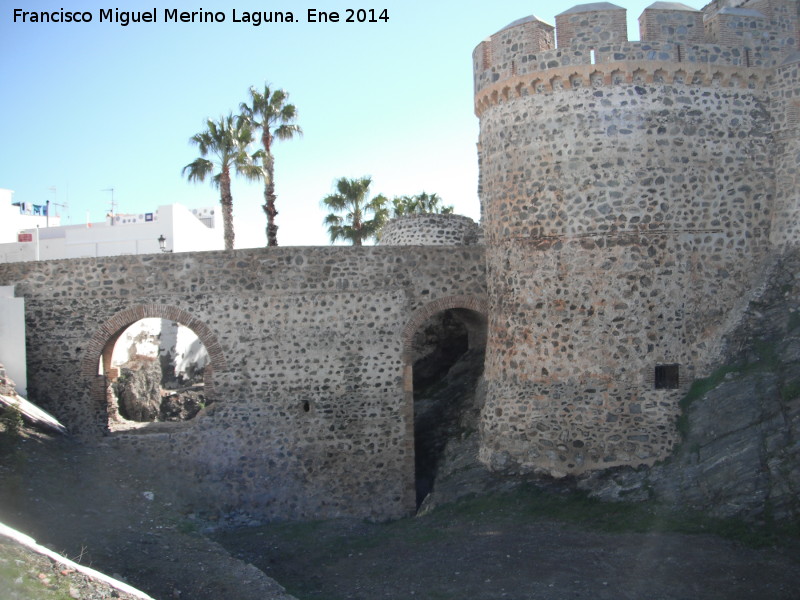 Castillo de San Miguel. Puerta de Acceso - Castillo de San Miguel. Puerta de Acceso. Foso y puente que antaño sería levadizo