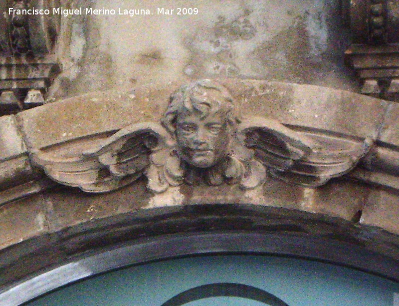 Antigua Escuela de Enfermería - Antigua Escuela de Enfermería. Ángel en la clave del arco