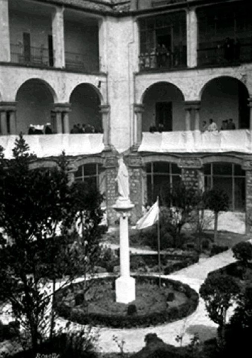 Antigua Escuela de Enfermería - Antigua Escuela de Enfermería. Foto antigua. Patio