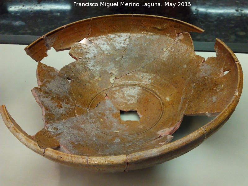 Barrio medieval de la Calle San Vicente - Barrio medieval de la Calle San Vicente. Ataifor vidriado siglos XII-XIII. Museo Provincial de Ja�n