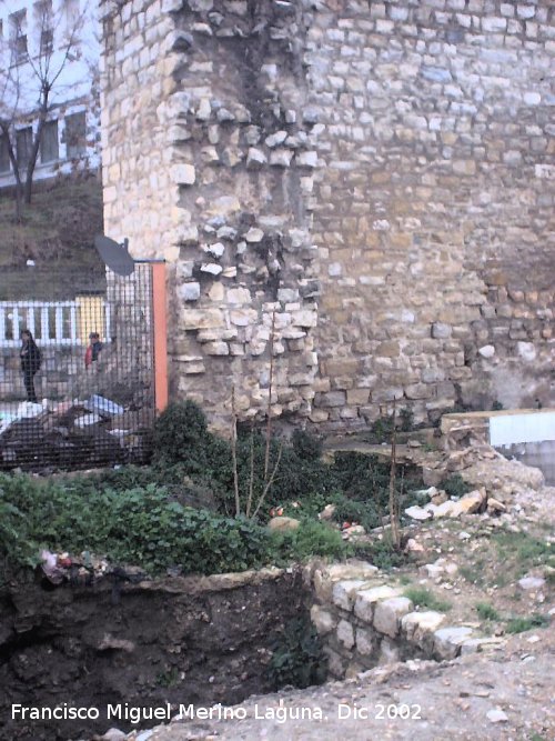 Muralla de Jan. Lienzo del Molino de la Condesa - Muralla de Jan. Lienzo del Molino de la Condesa. Quiebro para buscar el Torren D. Se puede apreciar su grosor