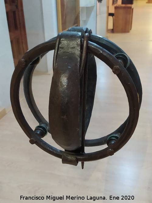 Museo Provincial - Museo Provincial. Pomos de las puertas simulando f�bulas iberas