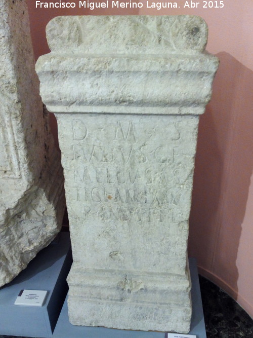 Historia de Jaén. Jaén Romano - Historia de Jaén. Jaén Romano. Ara funeraria del siglo II de un astigitano de la Plaza de San Francisco. Museo Provincial