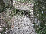 Canal empedrado de la Cueva del Balneario. Donde el arroyo se hace subterráneo
