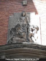 Antiguo Instituto Nacional de Previsión. Relieve