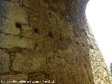 Castillo Nuevo de Santa Catalina. Torre Albarrana. Mechinales de construcción en el paso interior