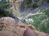 Pinturas rupestres del Abrigo debajo del de la Diosa. Proximidad y altura con respecto el río