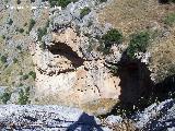Abrigo Grande de los Cañones. Desde arriba de los cortados. El de la derecha es el Abrigo Chico