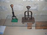 Museo de Artes y Costumbres Populares. Máquinas de sacar el hueso a la aceituna