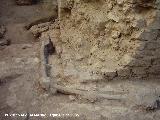 Muralla de Jaén. Torreones y lienzos de la Calle Millán de Priego nº 71. Tubería vidriada enterrada en la base del torreón