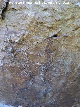 Pinturas rupestres del Abrigo de la Cantera. Barra horizontal, antropomorfo cruciforme y zooformo ¿Cabra?