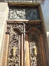 Casa de las Cariátides. Iniciales y puerta a la Calle Bernabé Soriano