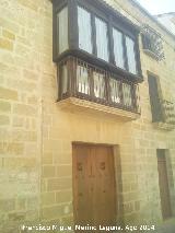 Casa de la Calle Cózar nº 8. Balcón cerrado y portada