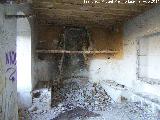 Casería del Zumbel. Bancos corridos y restos de una chimenea