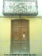 Casa de la Calle Puerta de Martos nº 18. Balcón y puerta de madera
