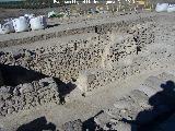 Cástulo. Edificio anexo al Templo Imperial. Pasillo y pila con desagüe