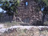 Castillo de Nubla. Afloramientos de muros en primer término