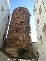 Castillo de Linares. Torreón con matacán superior escondido entre los edificios
